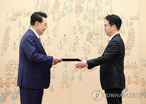 윤석열 전 대통령이 지난해 9월 18일 서울 용산 대통령실 청사에서 심우정 검찰총장에게 임명장을 수여하고 있다.    [연합뉴스]